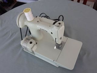 Vintage Singer 221k White Featherweight Sewing Machine & case 7