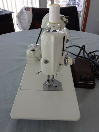 Vintage Singer 221k White Featherweight Sewing Machine & case 8