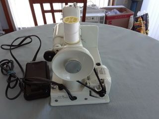 Vintage Singer 221k White Featherweight Sewing Machine & case 9