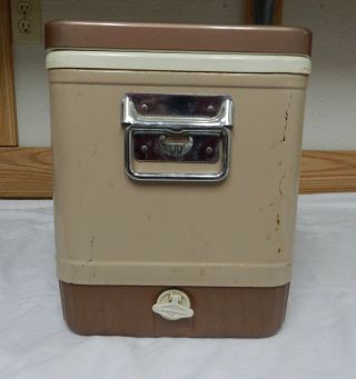 VINTAGE COLEMAN 1960 ' S RARE BROWN TAN ICE COOLER BEVERAGE SMALL FOOD CHEST 8