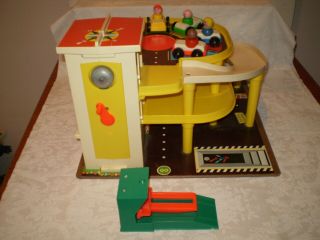 Vintage Fisher Price Parking Ramp Service Center 930 7