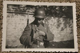 Ww2 Photograph Of German Army Soldier W/helmet & Rifle