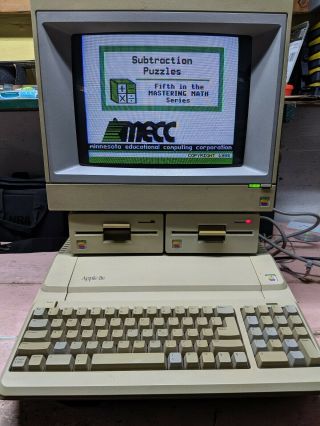 Vintage Apple Iie Computer With Monitor And 2 Floppy Drives - And