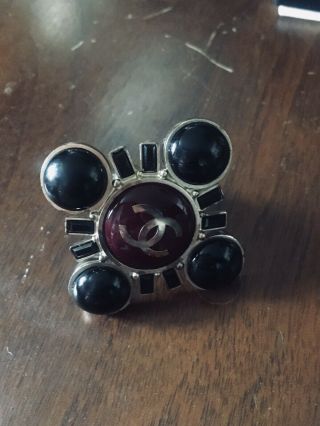 AUTH.  VINTAGE CHANEL GOLD RING WITH BLACK AND RED STONES CC LOGO 2