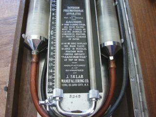 VINTAGE DAVIDSON PNEUMOTHORAX APPARATUS BY J.  SKLAR IN A WOODEN TRAVEL BOX 5