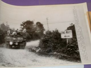 Wwii Ap Wire Photo U.  S Motorized Infantry Unit One Way To Normandy 7/30/44 Ds901