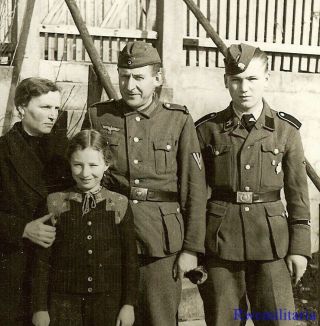 Port.  Photo: Rare Pic Young German Elite Waffen Schütze W/ Cuff Title & Family
