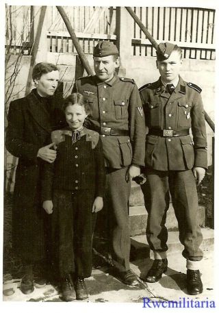 Port.  Photo: RARE Pic Young German Elite Waffen Schütze w/ Cuff Title & Family 2