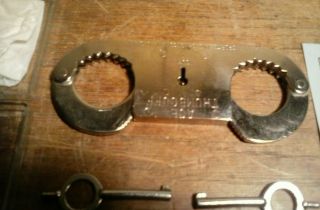 VINTAGE 1950 ACE MODEL 1 ANTIQUE THUMB CUFFS & KEYS 2