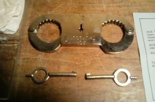 VINTAGE 1950 ACE MODEL 1 ANTIQUE THUMB CUFFS & KEYS 4