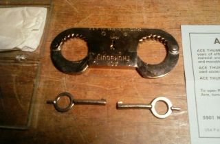 VINTAGE 1950 ACE MODEL 1 ANTIQUE THUMB CUFFS & KEYS 6