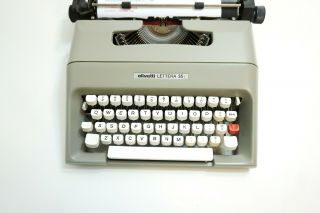 VINTAGE OLIVETTI LETTERA 35i PORTABLE TYPEWRITER IN GRAY GREAT 2