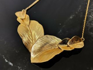 Vintage TRIFARI Gold - tone Snake Chain Leaves Design Necklace Jewellery 4