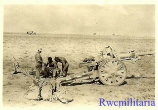 At Ready Wehrmacht Afrika Korps Artillerymen W/ Lefh.  18 10.  5cm Gun In Desert
