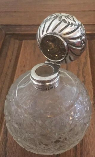 STUNNING ANTIQUE SOLID SILVER HINGED TOP CUT CRYSTAL PERFUME BOMB.  1903.  A640 3