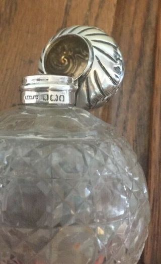 STUNNING ANTIQUE SOLID SILVER HINGED TOP CUT CRYSTAL PERFUME BOMB.  1903.  A640 4