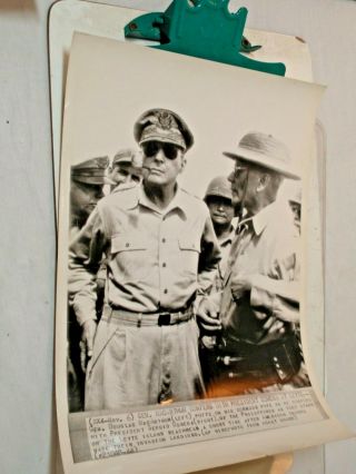 Wwii Ap Wire Photo Gen.  Macarthur With President Osmena At Leyte 11/6/44 Dsp321