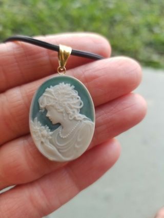 Vintage Green And White Cameo 18k Gold Pendant Charm