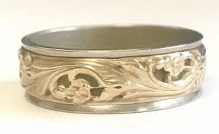 ATTRACTIVE VINTAGE ART CARVED 14K TWO TONE GOLD WREATHED 7 MM BAND,  SIZE 11 2