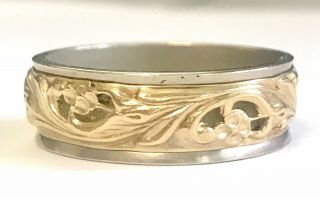 ATTRACTIVE VINTAGE ART CARVED 14K TWO TONE GOLD WREATHED 7 MM BAND,  SIZE 11 3