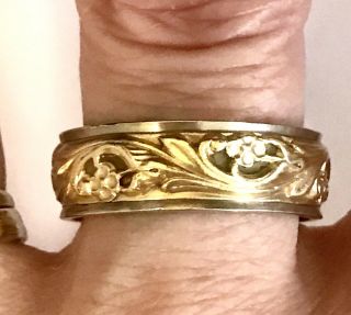 ATTRACTIVE VINTAGE ART CARVED 14K TWO TONE GOLD WREATHED 7 MM BAND,  SIZE 11 6