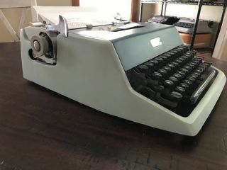 Vintage 1960 ' s Olivetti Underwood 21 Portable Typewriter - 4
