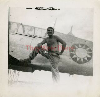 Wwii Photo - Us Gi Poses On Bomber/ Fighter Plane W/ Chinese Markings