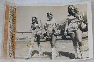Vtg 1971 Dallas Tx Southwest Airlines Stewardess Hot Pants Fashion Press Photo