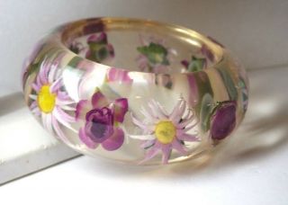 Vintage Massive Clear Lucite Plastic Inlay Purple Flowers Bangle Bracelet