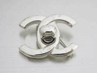Auth Chanel Vintage 96p Cc Logo Turn Lock Pin Brooch Silvertone - E41221