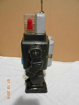 VINTAGE 1960s ALPS TV SPACEMAN BATTERY OPERATED ROBOT 3