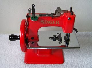 Vtg SINGER No.  20 SEWHANDY Child Sized Red Sewing Machine w/Box & Instructions 3