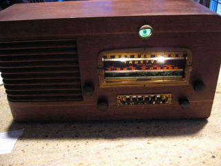 Vintage Truetone Model D911 Tube Radio With Magic Eye