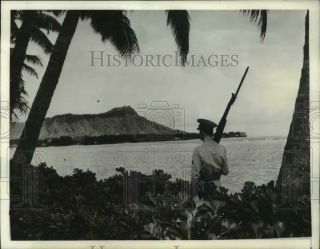 1941 Press Photo A Guard Walking His Post On Waikiki Beach,  Honolulu,  Hawaii