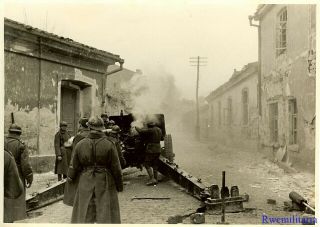 Press Photo: Action Romanian Troops Firing Artillery Gun On Street; Russia 1942