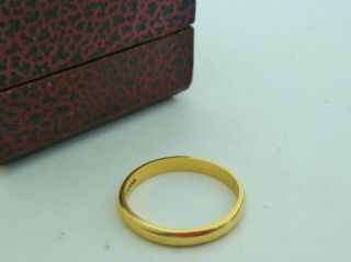 A Vintage Fully Hallmarked 18ct Gold - 750 Grade Ring / Wedding Band.  Size: .