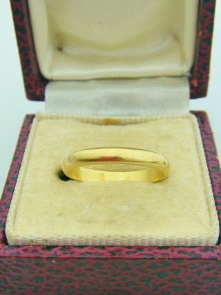 A Vintage Fully Hallmarked 18ct Gold - 750 Grade Ring / Wedding Band.  Size: . 2