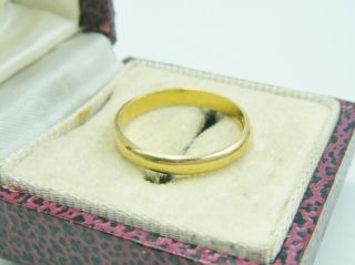 A Vintage Fully Hallmarked 18ct Gold - 750 Grade Ring / Wedding Band.  Size: . 3