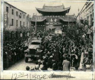 1945 Press Photo Civilians,  Chinese & American Soldiers Celebrate,  China