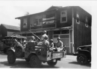 Org Wwii Photo: Armed American Gi’s Patrolling Down Street Eto