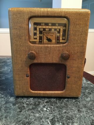 Vintage Truetone “tiny Four” Battery & Tube Type Radio Circa 1940’s