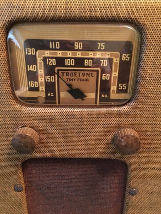 Vintage Truetone “Tiny Four” Battery & Tube Type Radio Circa 1940’s 2