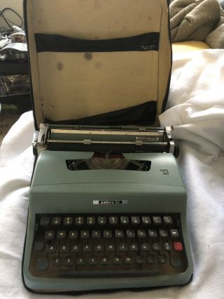 VINTAGE OLIVETTI LETTERA 32 PORTABLE TYPEWRITER WITH CASE 2