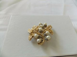 Vintage Crown Trifari Gold Tone Faux Pearl Rhinestone Leaf Brooch Pin E52 5