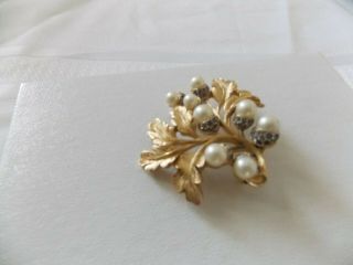 Vintage Crown Trifari Gold Tone Faux Pearl Rhinestone Leaf Brooch Pin E52 6