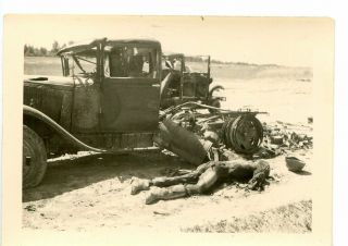 German Photo Ww2 Destroyed Vehicle,  Burned Russian Soldier Wwii 569