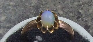Outstanding - 9ct Gold Ring Set With A Single Opal - Ring Size M - - U Value