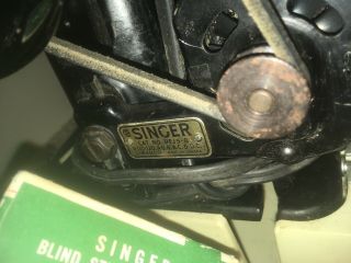 1958 SINGER Vintage sewing Machine Model 99K with Case,  Accessories 8