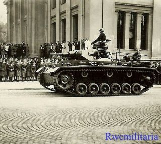 Rare: German Pzkw.  Iii Panzer Tank Passing Wehrmacht Heferin Girls On Street