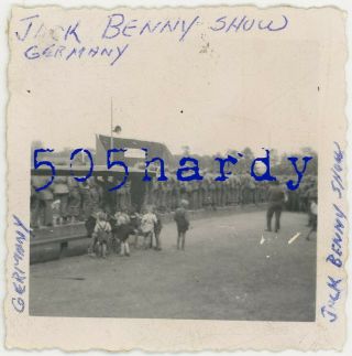 Wwii Us Gi Photo - 28th Infantry Division Gis At Uso Jack Benny Show Germany